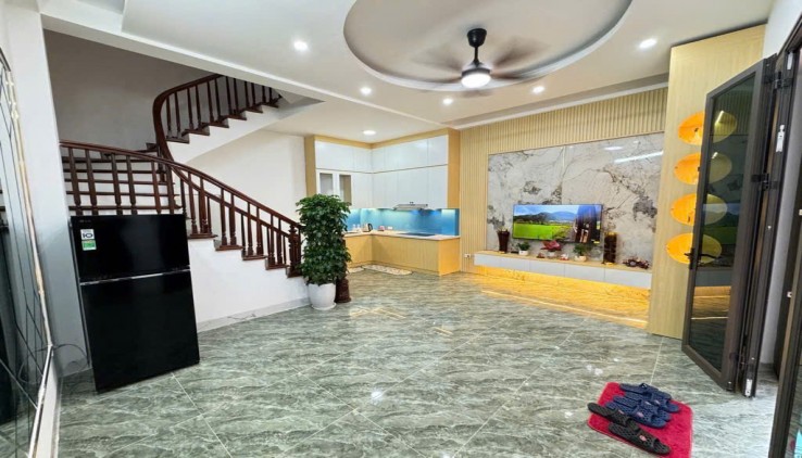 Cho thuê nhà nguyên căn ngõ 288 Hoàng Mai, 5 tầng, 3 ngủ khép kín, 12 Triệu